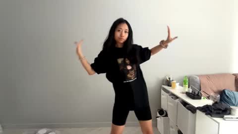 Mia online show from 03-16-26, 05:44