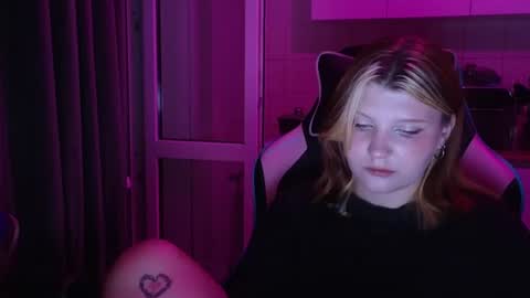 Snapshot of mura_muur chatting on 06-11-26, 05:44 Milana online show from 06-11-26, 05:44