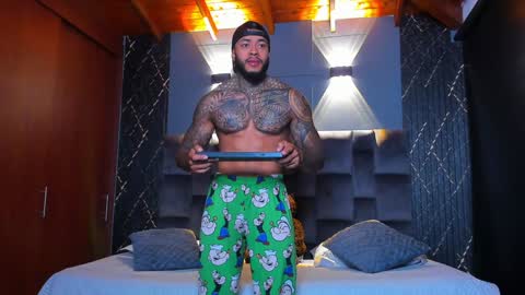 Snapshot of muscle_man19 chatting on 12-25-24, 03:49 Nick online show from 12-25-24, 03:49