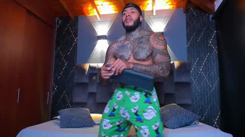 Snapshot of muscle_man19 chatting on 12-25-24, 08:50 Nick online show from 12-25-24, 08:50