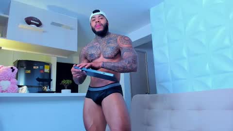 Snapshot of muscle_man19 chatting on 02-12-25, 02:45 Nick online show from 02-12-25, 02:45