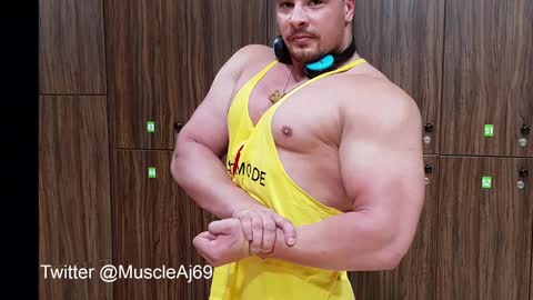 Snapshot of muscleaj69 chatting on 12-06-24, 07:12 AJ online show from 12-06-24, 07:12