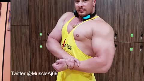 Snapshot of muscleaj69 chatting on 12-14-24, 07:14 AJ online show from 12-14-24, 07:14