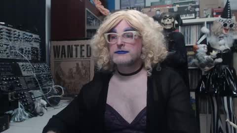 Snapshot of muziknerd chatting on 12-11-24, 05:21 Muziknerd online show from 12-11-24, 05:21