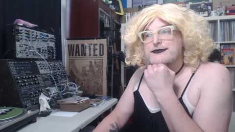 Snapshot of muziknerd chatting on 02-05-26, 09:30 Muziknerd online show from 02-05-26, 09:30