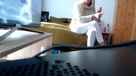 Mia kane online show from 11-25-25, 08:25