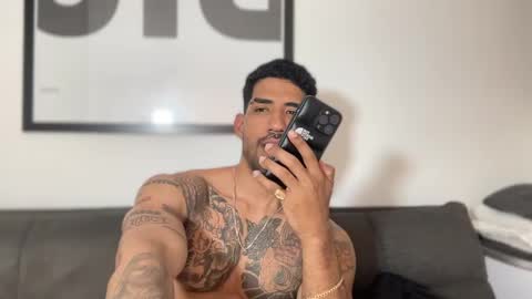 Snapshot of myke_esthetic chatting on 01-29-25, 03:22 Myke esthetic online show from 01-29-25, 03:22