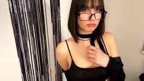 Snapshot of mylittlemolly chatting on 11-19-25, 01:00 mylittlemolly online show from 11-19-25, 01:00