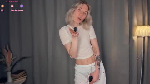 Snapshot of myviolet_rush chatting on 03-09-26, 07:40 Olivia or just olive online show from 03-09-26, 07:40