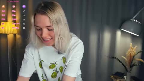 Snapshot of myviolet_rush chatting on 03-21-26, 07:28 Olivia or just olive online show from 03-21-26, 07:28