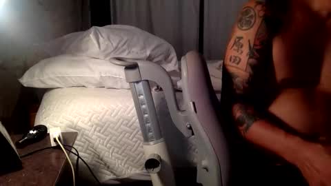 str8 dom alphaAsian Daddy type. sorry not bi or  curious but i dont judgediscrimenate. online show from 11-19-25, 03:23