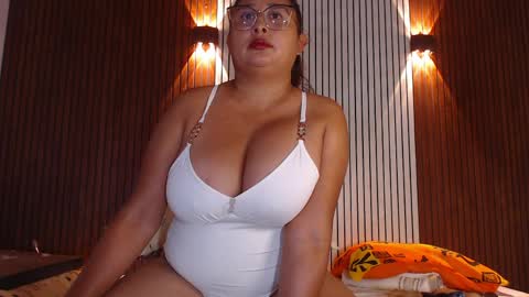 Snapshot of nadiawhite_ chatting on 05-02-26, 09:36 Nadia online show from 05-02-26, 09:36