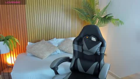 N A H I A online show from 11-08-25, 02:34