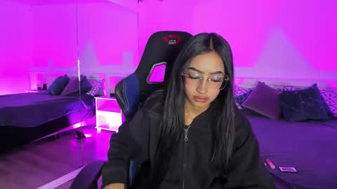 Nahomy  online show from 01-10-26, 11:34