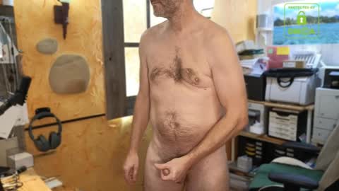 Snapshot of nakedluke chatting on 12-19-24, 05:18 Luke online show from 12-19-24, 05:18