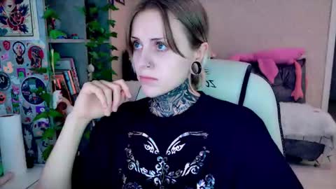 Snapshot of nanitamoore chatting on 07-19-26, 08:01 Monday-Friday 12-4 AM and 6-9 AM New York time online show from 07-19-26, 08:01