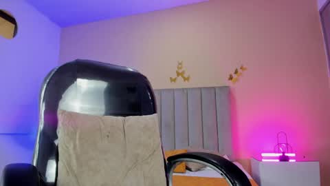 Snapshot of nascary_fox chatting on 04-24-26, 01:46 Nascary Fox online show from 04-24-26, 01:46