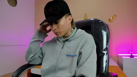 Snapshot of nascary_fox chatting on 05-01-26, 11:59 Nascary Fox online show from 05-01-26, 11:59