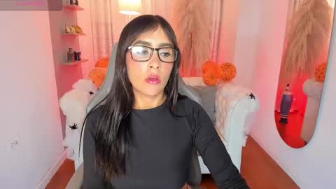 Natalia Leon online show from 10-13-25, 04:23
