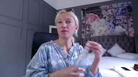 Natalie online show from 09-10-25, 07:19