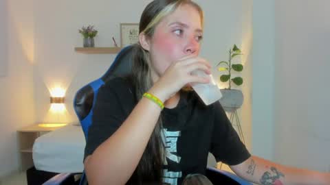 Snapshot of nataly_rodri chatting on 07-18-26, 02:27 Nataly online show from 07-18-26, 02:27