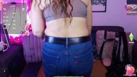 Snapshot of nathaly_stepmom chatting on 05-27-26, 12:35 Natha online show from 05-27-26, 12:35