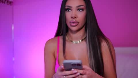 Snapshot of natydesiree chatting on 02-20-25, 04:28 Naty online show from 02-20-25, 04:28