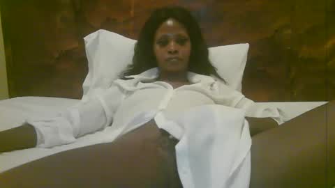 Snapshot of naughty_babe000 chatting on 04-25-26, 01:52 alisha online show from 04-25-26, 01:52
