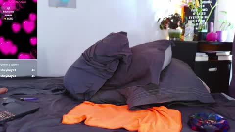 Snapshot of naughty_em_17 chatting on 01-04-25, 05:47 Em  please help me reach 100 thumbs up 3 online show from 01-04-25, 05:47