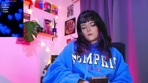 Snapshot of naughty_em_17 chatting on 01-17-25, 05:00 Em  please help me reach 100 thumbs up 3 online show from 01-17-25, 05:00