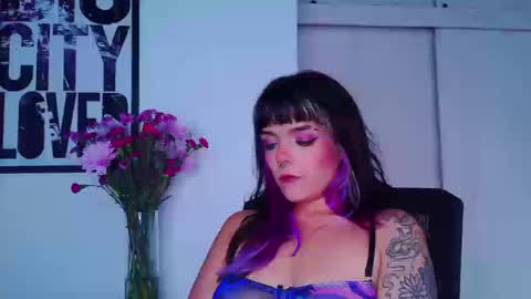 Snapshot of naughty_em_17 chatting on 09-13-25, 09:58 Em  please help me reach 100 thumbs up 3 online show from 09-13-25, 09:58