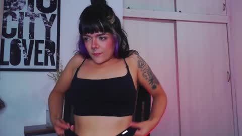 Snapshot of naughty_em_17 chatting on 09-27-25, 07:46 Em  please help me reach 100 thumbs up 3 online show from 09-27-25, 07:46