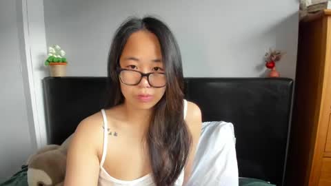 Snapshot of naughtynerdygirl chatting on 05-12-26, 09:39 Gigi Chu online show from 05-12-26, 09:39