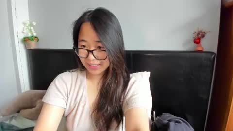 Snapshot of naughtynerdygirl chatting on 06-10-26, 12:04 Gigi Chu online show from 06-10-26, 12:04