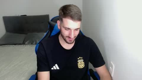 Snapshot of naugthy18boy chatting on 02-05-25, 07:53 Nico online show from 02-05-25, 07:53