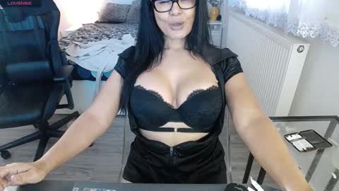 Snapshot of nauty_leila chatting on 12-30-24, 12:31 KimBeee online show from 12-30-24, 12:31