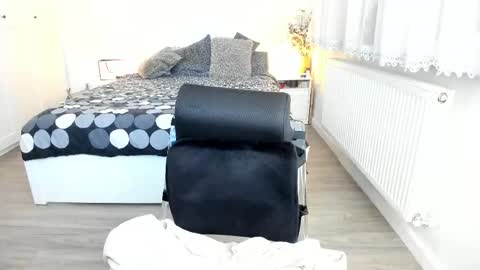 Snapshot of nauty_leila chatting on 02-20-25, 06:28 KimBeee online show from 02-20-25, 06:28