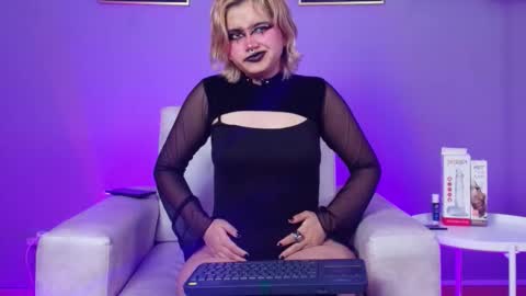 Navier  online show from 10-21-25, 01:01
