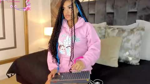 Snapshot of naylagrey chatting on 10-06-25, 11:40 online show from 10-06-25, 11:40