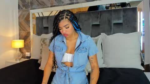 Snapshot of naylagrey chatting on 10-08-25, 11:30 online show from 10-08-25, 11:30