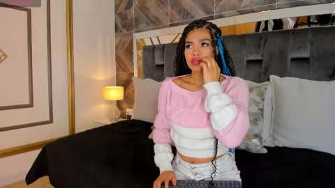 Snapshot of naylagrey chatting on 10-12-25, 11:31 online show from 10-12-25, 11:31