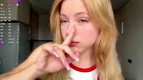 Snapshot of necolezhuang chatting on 07-19-26, 05:00 Necole online show from 07-19-26, 05:00