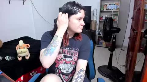 Snapshot of neeko_lol_ chatting on 06-08-26, 01:11 Geek Nicole im Neeko UwU online show from 06-08-26, 01:11
