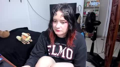 Snapshot of neeko_lol_ chatting on 06-09-26, 02:39 Geek Nicole im Neeko UwU online show from 06-09-26, 02:39