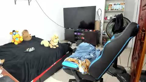 Snapshot of neeko_lol_ chatting on 06-18-26, 11:47 Geek Nicole im Neeko UwU online show from 06-18-26, 11:47