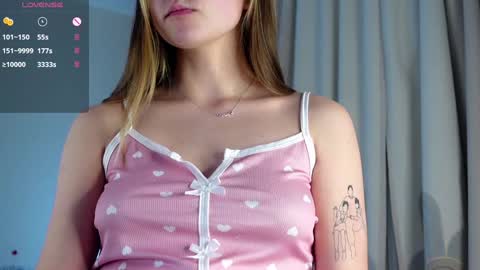 Snapshot of neldaaskins chatting on 01-05-25, 01:03 Lana online show from 01-05-25, 01:03