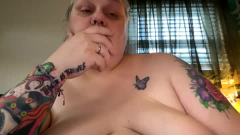 Snapshot of nellatlas chatting on 05-26-26, 01:01 Nellie Atlas online show from 05-26-26, 01:01