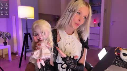 maeve  online show from 09-10-25, 08:53