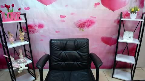 Snapshot of neonilalisova chatting on 05-17-26, 05:05 NeonilaLisova online show from 05-17-26, 05:05