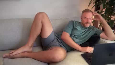 Guy online show from 02-08-25, 04:25